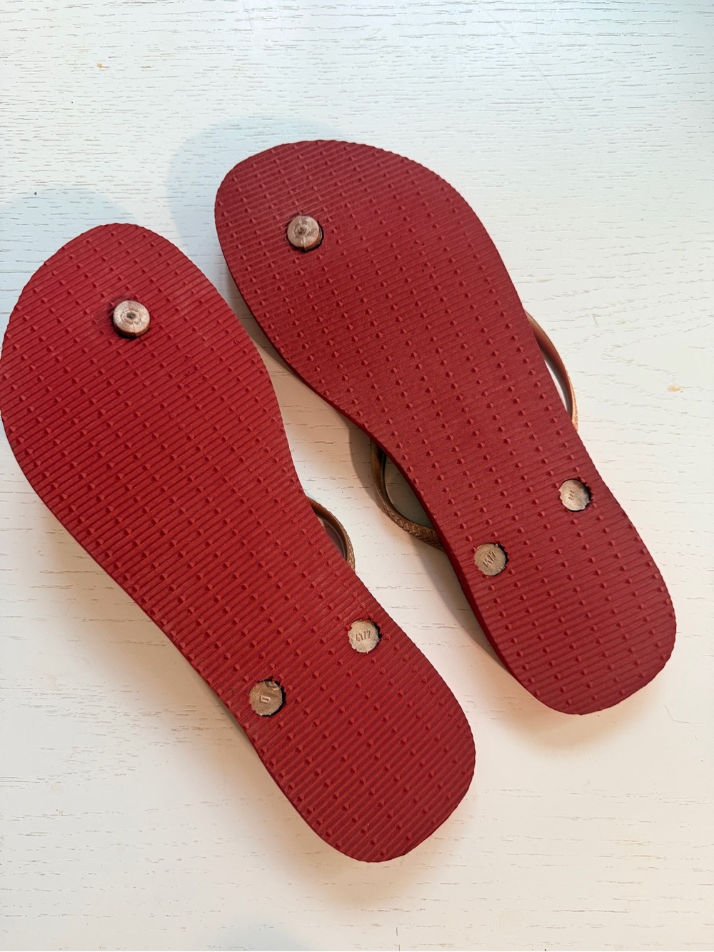 Havaianas Women's Red Flip Flops with thin Metallic Gold Straps, peacock design - Picture 4 of 5